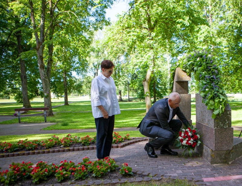 Jūrmalas pilsētas domes priekšsēdētājs Gatis Truksnis un priekšsēdētāja biroja vadītāja Ingrīda Vilkārse noliek ziedus pie pieminekļa nepatiesi represētajiem Slokā