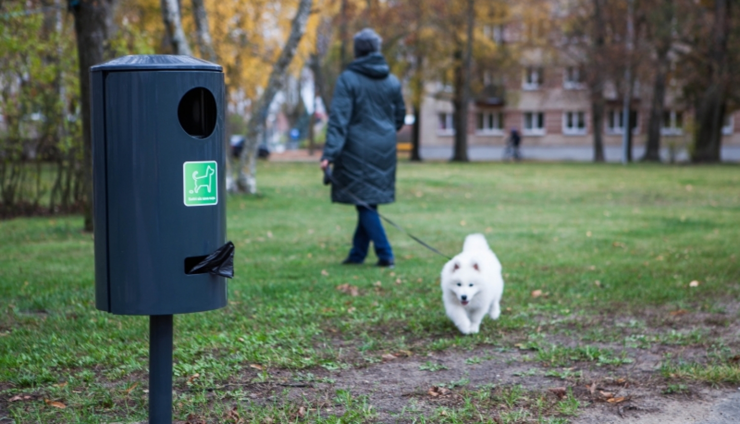 Tīrākai pilsētas videi – urnas suņu atkritumiem