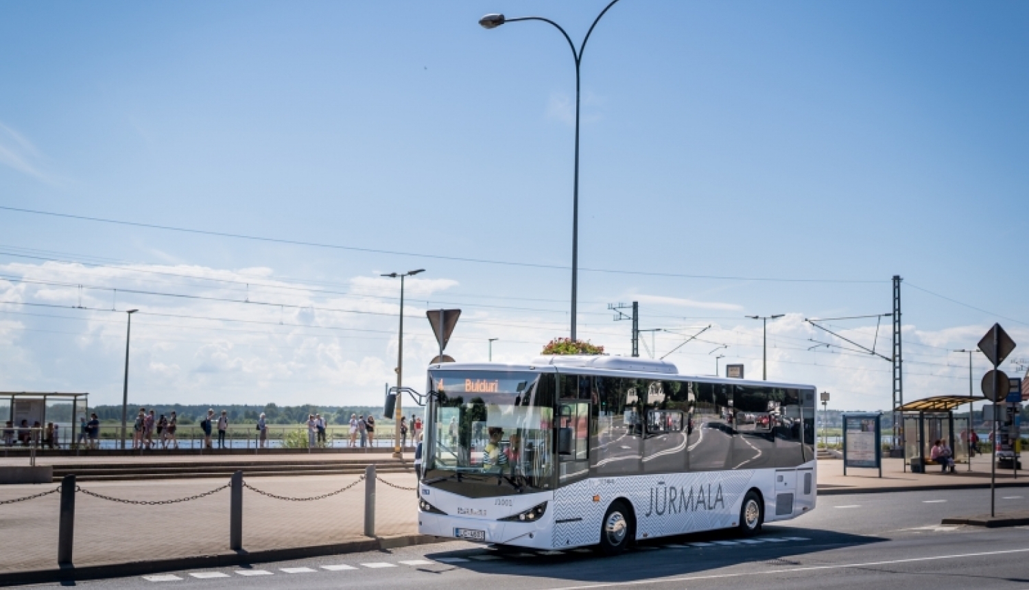 4. autobuss vasarā stacijā Majori