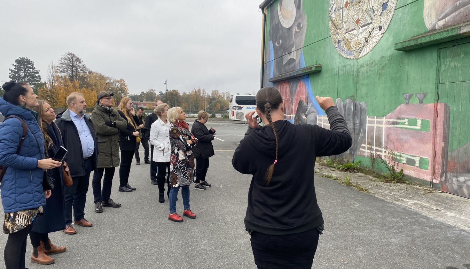 Darba grupa Ieslēdz Kaugurus pie kultūras iestādes