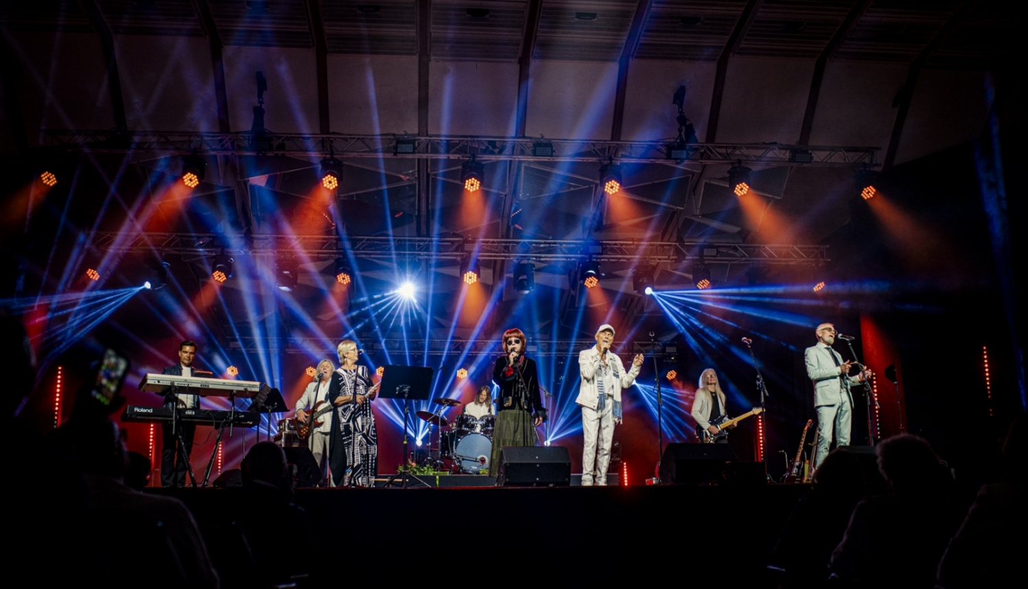 grupa "Menuets" uz Dzintaru koncertzāles skatuves
