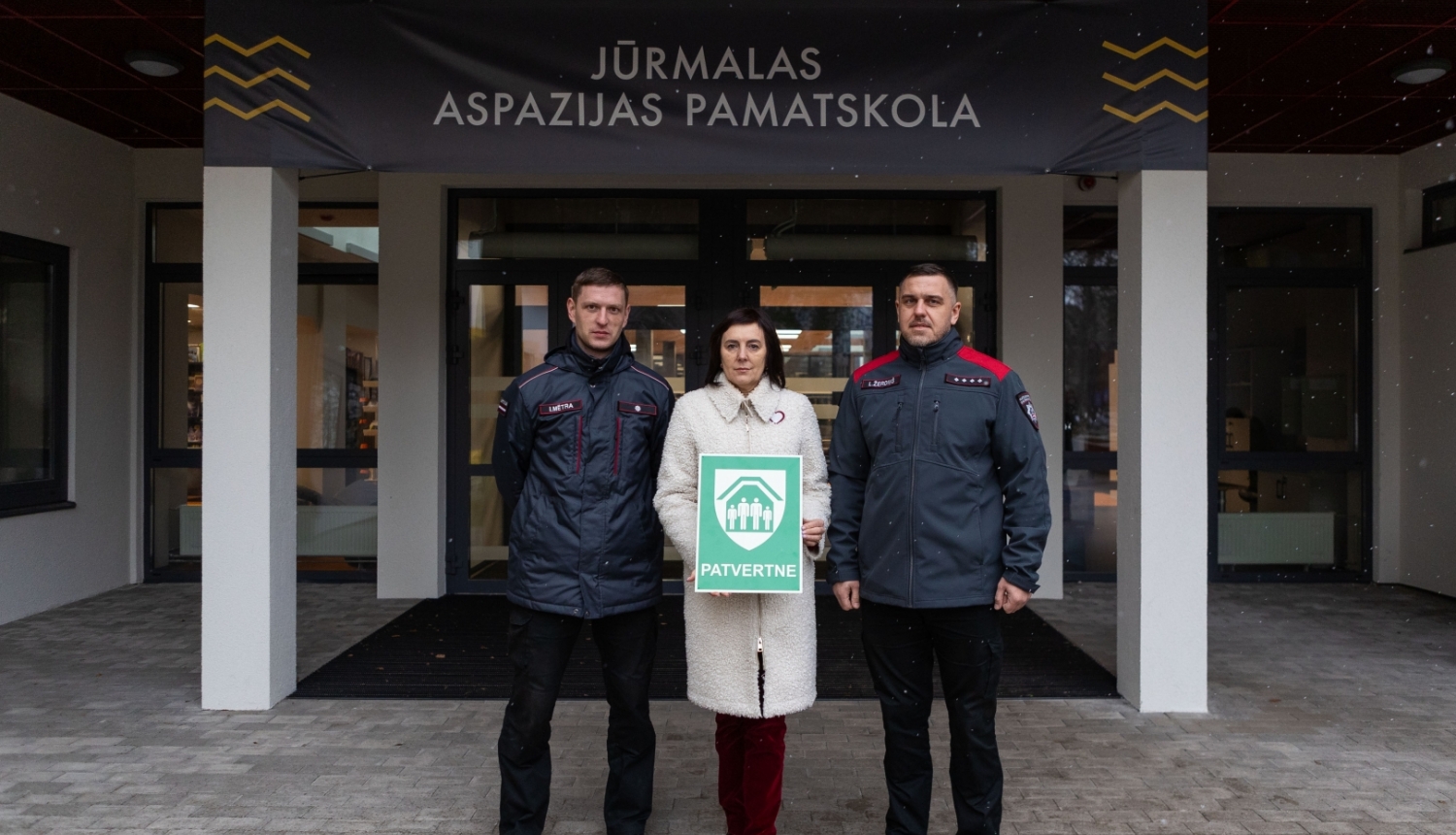 Ceturtdien, 12. decembrī, pie Jūrmalas Aspazijas pamatskolas uzstādīta patvertnes zīme, ko atklāja Jūrmalas domes priekšsēdētāja Rita Sproģe.